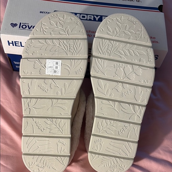 Skechers BOBS Cream Plush Slippers - Picture 4 of 5